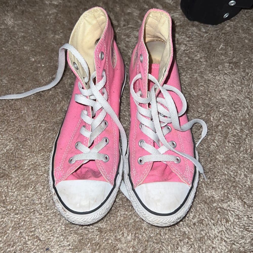 Hot pink converse, only worn a few times pretty good condition